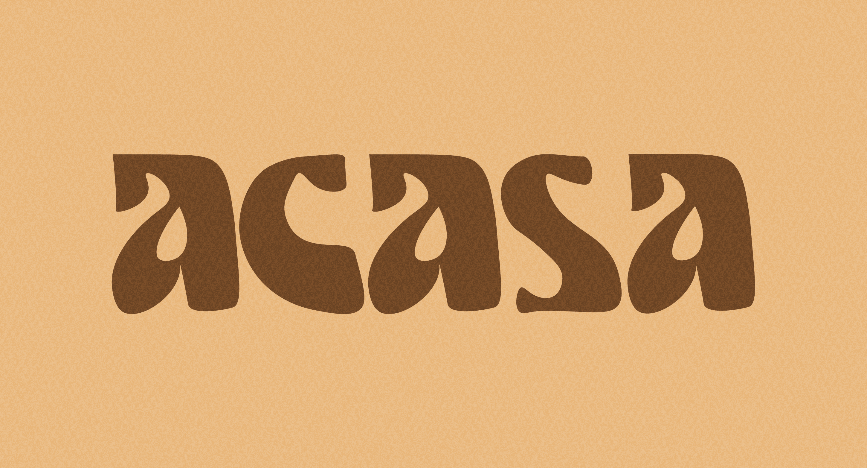 Wordmark Acasa brun à effet grain, centré sur fond sable