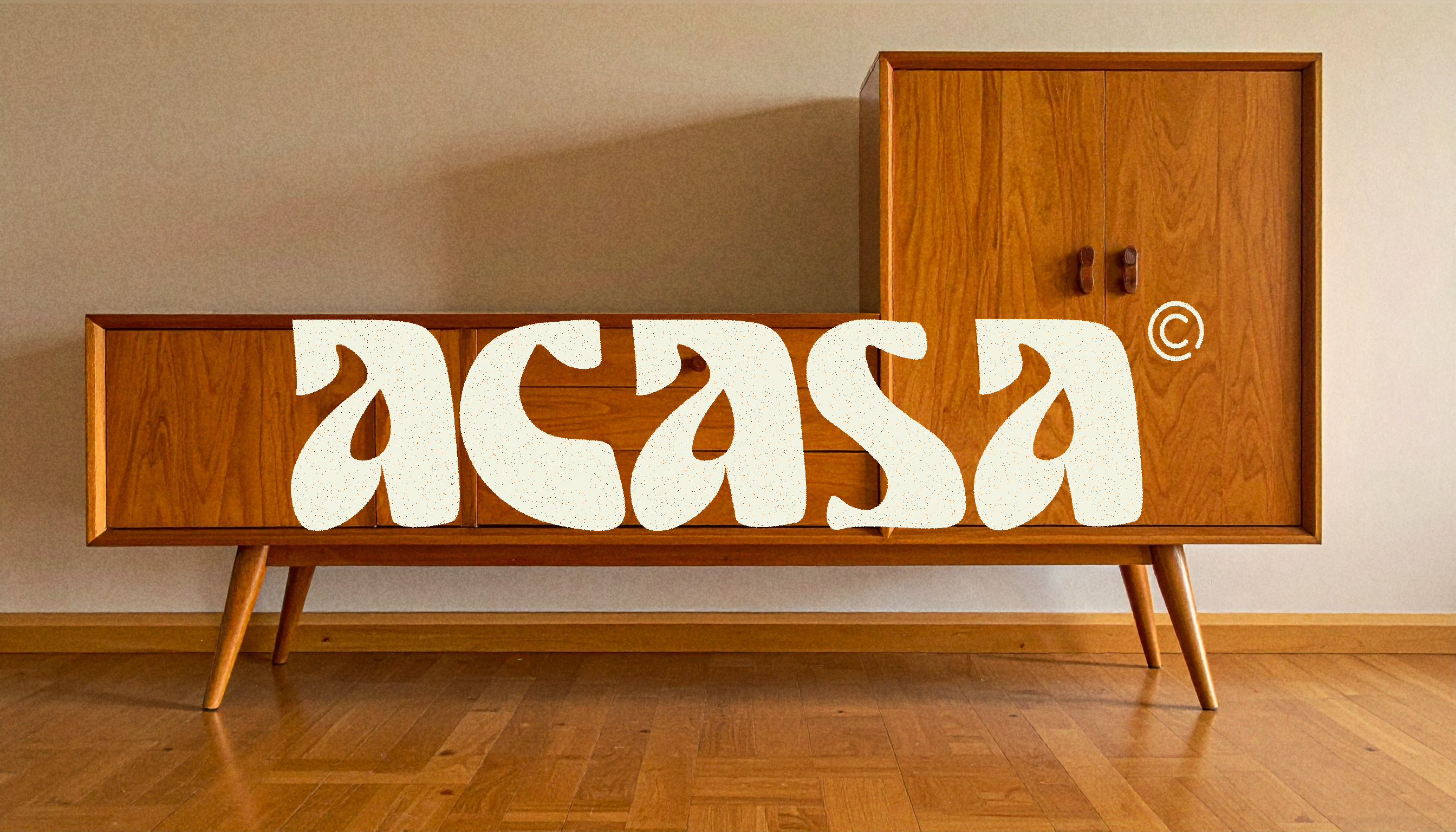 Univers Acasa : wordmark posé sur une enfilade en teck