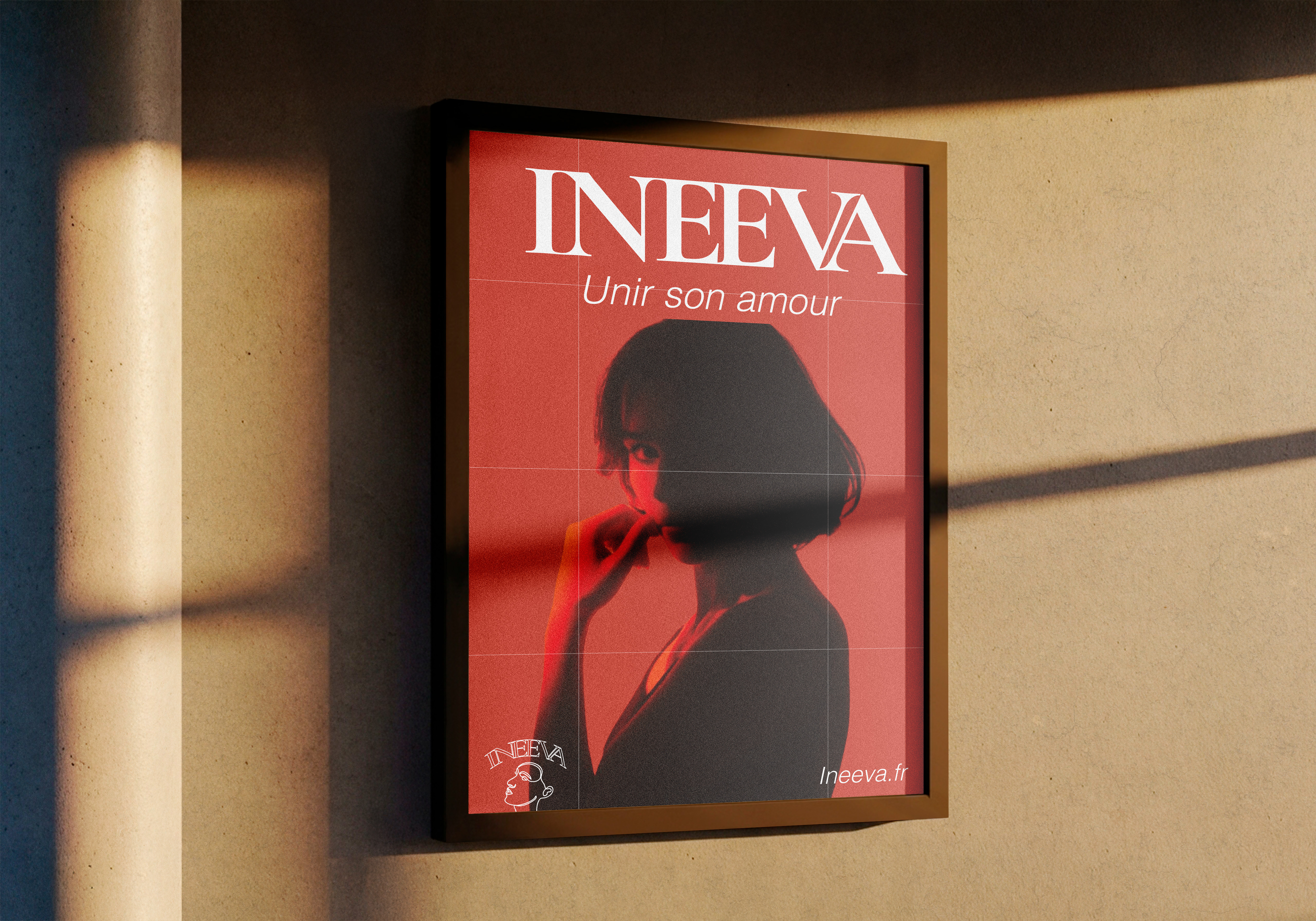 Affiche Ineeva encadrée : « Unir son amour », portrait sur fond rouge pompéi