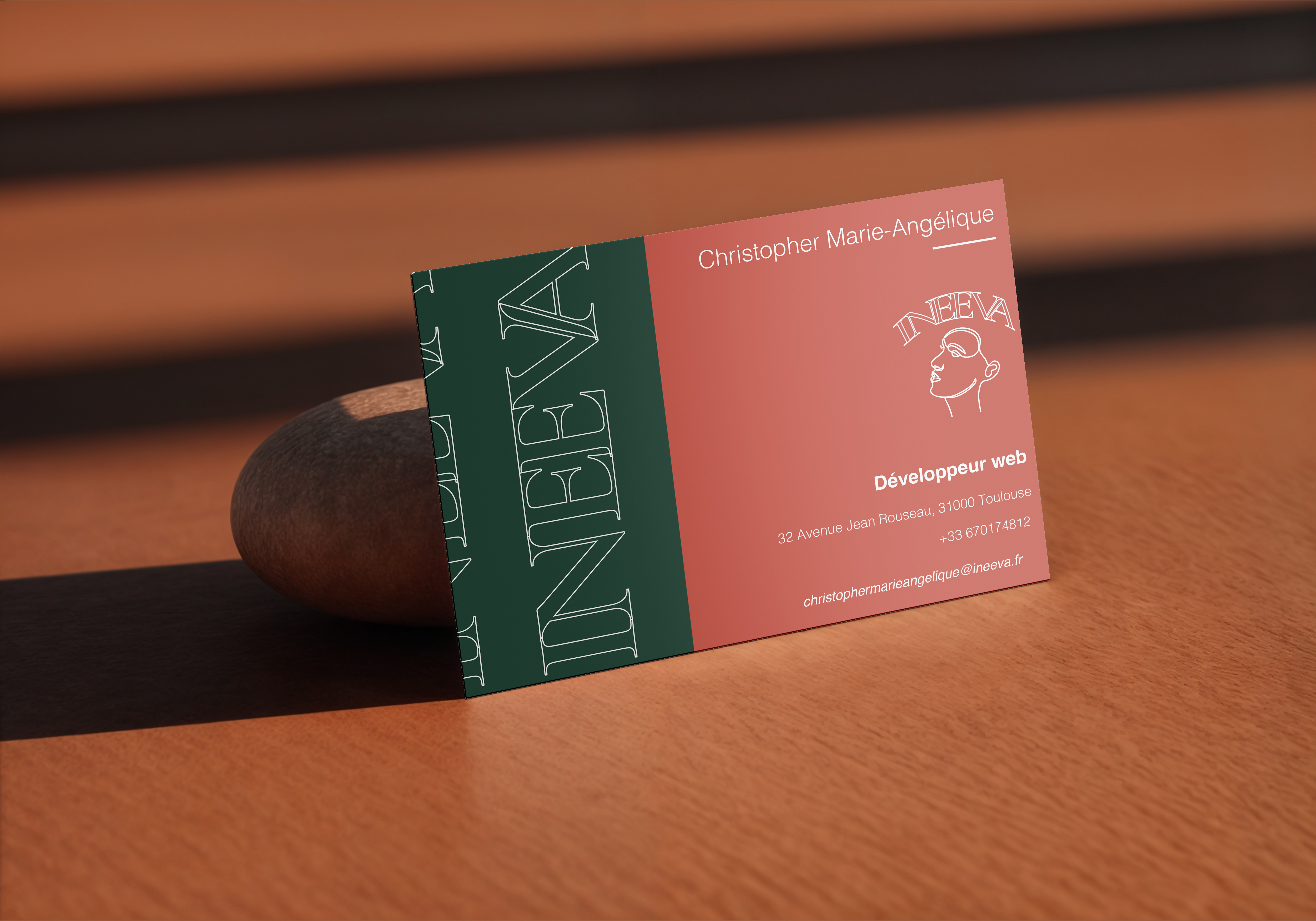 Carte de visite Ineeva : recto vert sapin avec wordmark INEEVA répété, verso corail avec coordonnées