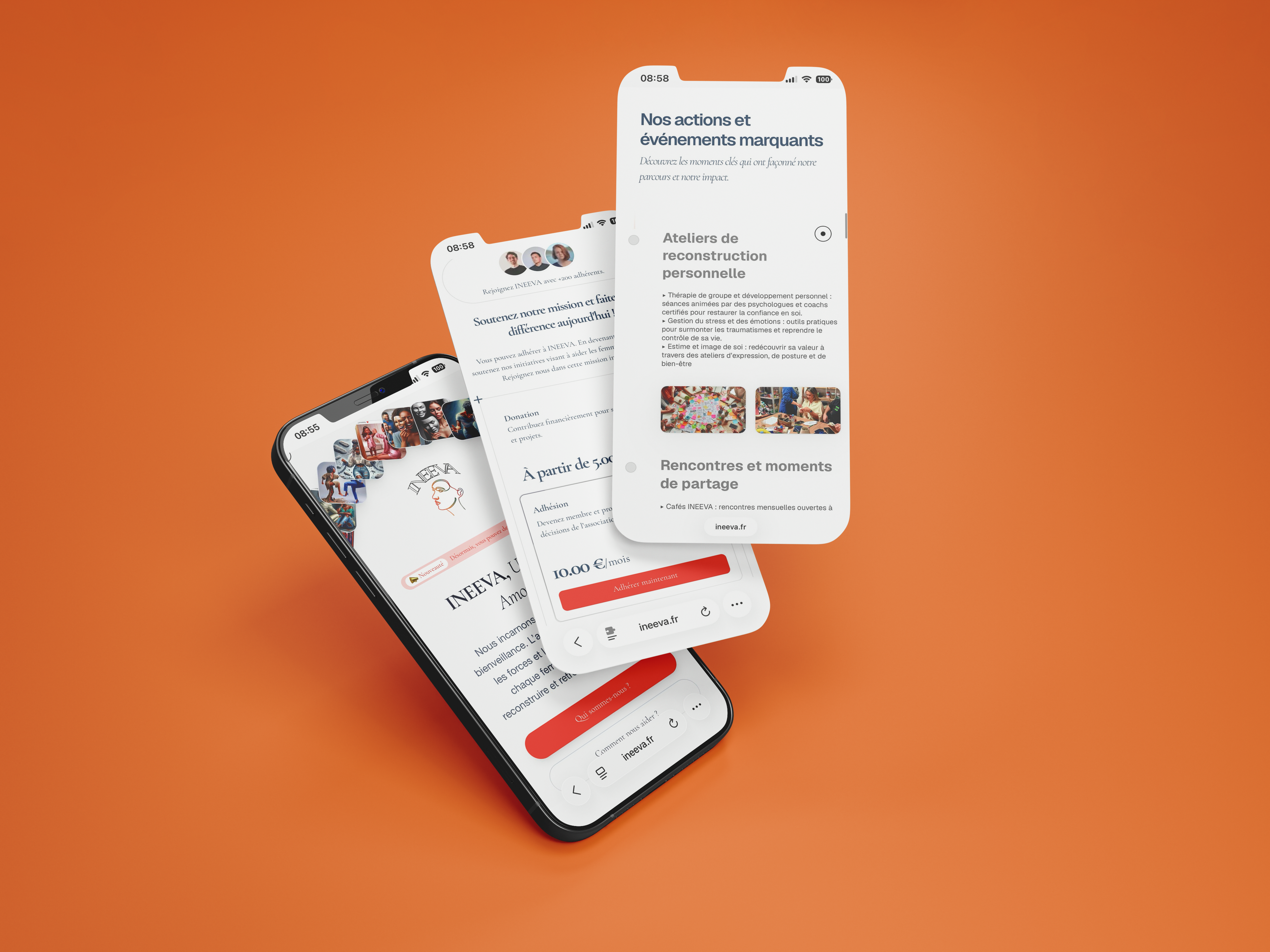 Site Ineeva en version mobile : trois écrans du site responsive sur fond corail