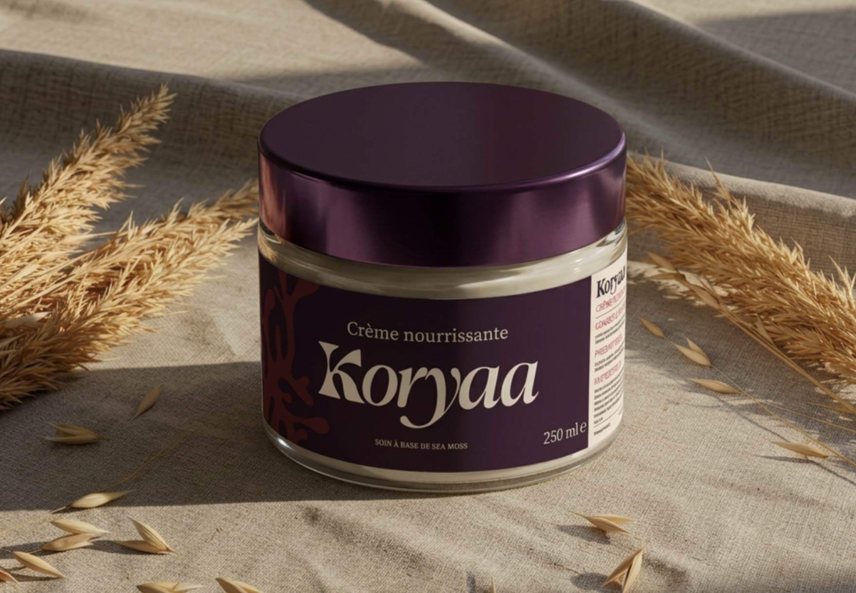 Packaging Koryaa : pot de crème nourrissante prune et or au Sea Moss, mise en situation naturelle